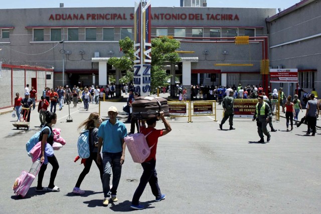 People carry their luggage as they walk outside the customs building in San Antonio del Tachira, Venezuela May 16, 2018. Picture taken May 16, 2018. REUTERS/Carlos Eduardo Ramirez