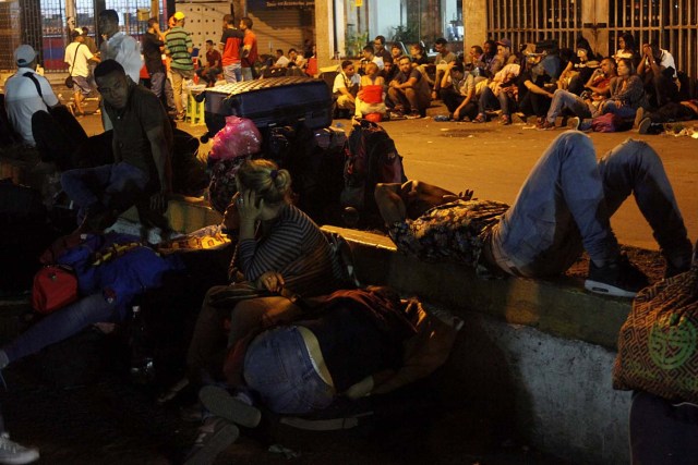 People sleep on the street as they wait to stamp their passports close to the migration control office in San Antonio del Tachira, Venezuela May 16, 2018. Picture taken May 16, 2018. REUTERS/Carlos Eduardo Ramirez