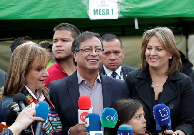 El candidato presidencial colombiano Gustavo Petro, acompañado por su familia, habla con los medios de comunicación en un colegio electoral durante la votación de las elecciones presidenciales en Bogotá, Colombia el 27 de mayo de 2018. REUTERS / Henry Romero