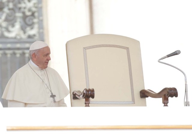 El Papa Francisco llega para dirigir la audiencia general del miércoles en la plaza de San Pedro en el Vaticano, el 30 de mayo de 2018. REUTERS / Max Rossi