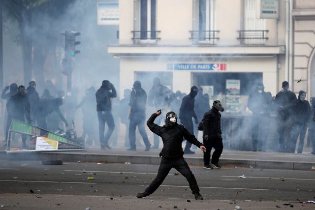 EPA6546. PARÍS (FRANCIA), 01/05/2018.- Manifestantes se enfrentan a la policía durante una marcha por el Día Internacional de los Trabajadores, en París (Francia), hoy, 1 de mayo de 2018. EFE/ Yoan Valat