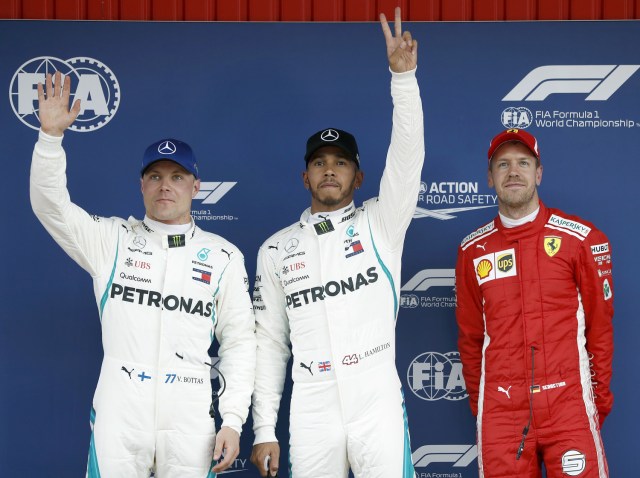 B147.MONTMELÓ (BARCELONA), 12/05/2018.- El piloto británico de Mercedes, Lewis Hamilton (c) , que ha conseguido "pole" ,junto a su compañero de equipo, el finlandés Valtteri Bottas, segundo (i) y el alemán de Ferrari, Sebastian Vettel ,tercero , celebran los puestos obtenidos en los entrenamientos oficiales realizados hoy en el Circuit de Barcelona-Catalunya, donde mañana se disputa el Gran Premio de España de Fórmula Uno. EFE/Andreu Dalmau