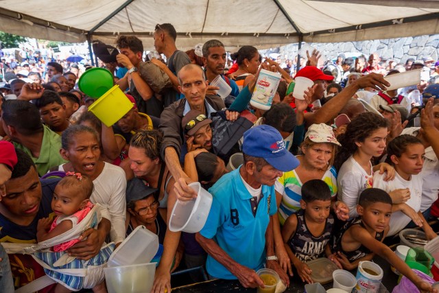 Seguidores del candidato presidencial, el expastor evangélico Javier Bertucci, se preparan a recibir un plato de sopa, durante un acto de la campaña electoral hoy, sábado 12 de mayo de 2018, en Caracas (Venezuela). Las elecciones se llevarán a cabo en el país el 20 de mayo de 2018. EFE/MIGUEL GUTIÉRREZ