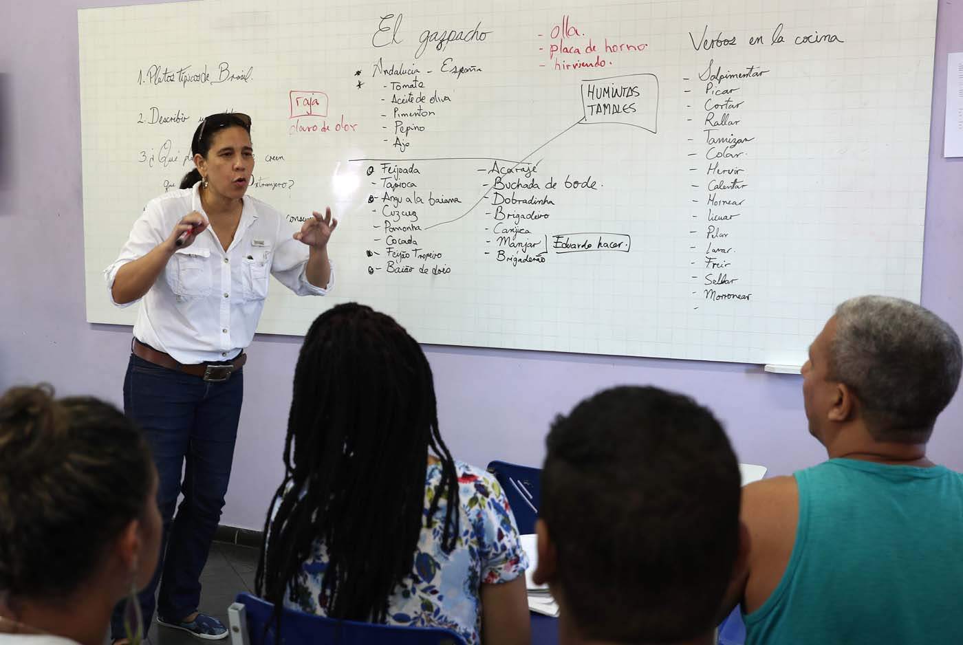 Una refugiada venezolana enseña español en las favelas de Río (fotos)