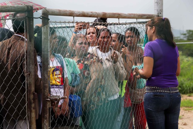 VEN09. BARQUISIMETO (VENEZUELA), 18/05/2018.- Familiares de recluidos en la Comunidad Penitenciaria Fénix permanecen en la inmediaciones de la morgue hoy, viernes 18 de mayo de 2018, en Barquisimeto (Venezuela). Un motín dentro de la Comunidad Penitenciaria Fénix, ubicada en el estado venezolano de Lara, dejó un saldo de 10 fallecidos y al menos 25 heridos, informaron hoy a Efe fuentes militares y organizaciones no gubernamentales. EFE/Miguel Gutiérrez