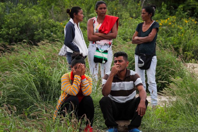 VEN13. BARQUISIMETO (VENEZUELA), 18/05/2018.- Familiares de recluidos en la Comunidad Penitenciaria Fénix permanecen en la inmediaciones de la cárcel hoy, viernes 18 de mayo de 2018, en Barquisimeto (Venezuela). Un motín dentro de la Comunidad Penitenciaria Fénix, ubicada en el estado venezolano de Lara, dejó un saldo de 10 fallecidos y al menos 25 heridos, informaron hoy a Efe fuentes militares y organizaciones no gubernamentales. EFE/Miguel Gutiérrez