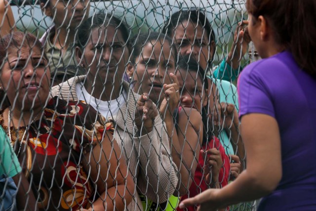 CORRIGE UBICACIÓN. VEN08. BARQUISIMETO (VENEZUELA), 18/05/2018.- Familiares de recluidos en la Comunidad Penitenciaria Fénix permanecen en la inmediaciones de la cárcel hoy, viernes 18 de mayo de 2018, en Barquisimeto (Venezuela). Un motín dentro de la Comunidad Penitenciaria Fénix, ubicada en el estado venezolano de Lara, dejó un saldo de 10 fallecidos y al menos 25 heridos, informaron hoy a Efe fuentes militares y organizaciones no gubernamentales. EFE/Miguel Gutiérrez