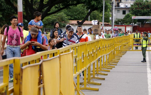 Ciudadanos venezolanos ingresan a Colombia por el puente internacional Simón Bolívar hoy, lunes 21 de Mayo de 2018, en Cúcuta (Colombia). La frontera de Colombia con Venezuela reabrió hoy con normalidad después del cierre del fin de semana ordenado por el Gobierno del país vecino por las elecciones presidenciales el domingo. EFE/SCHNEYDER MENDOZA