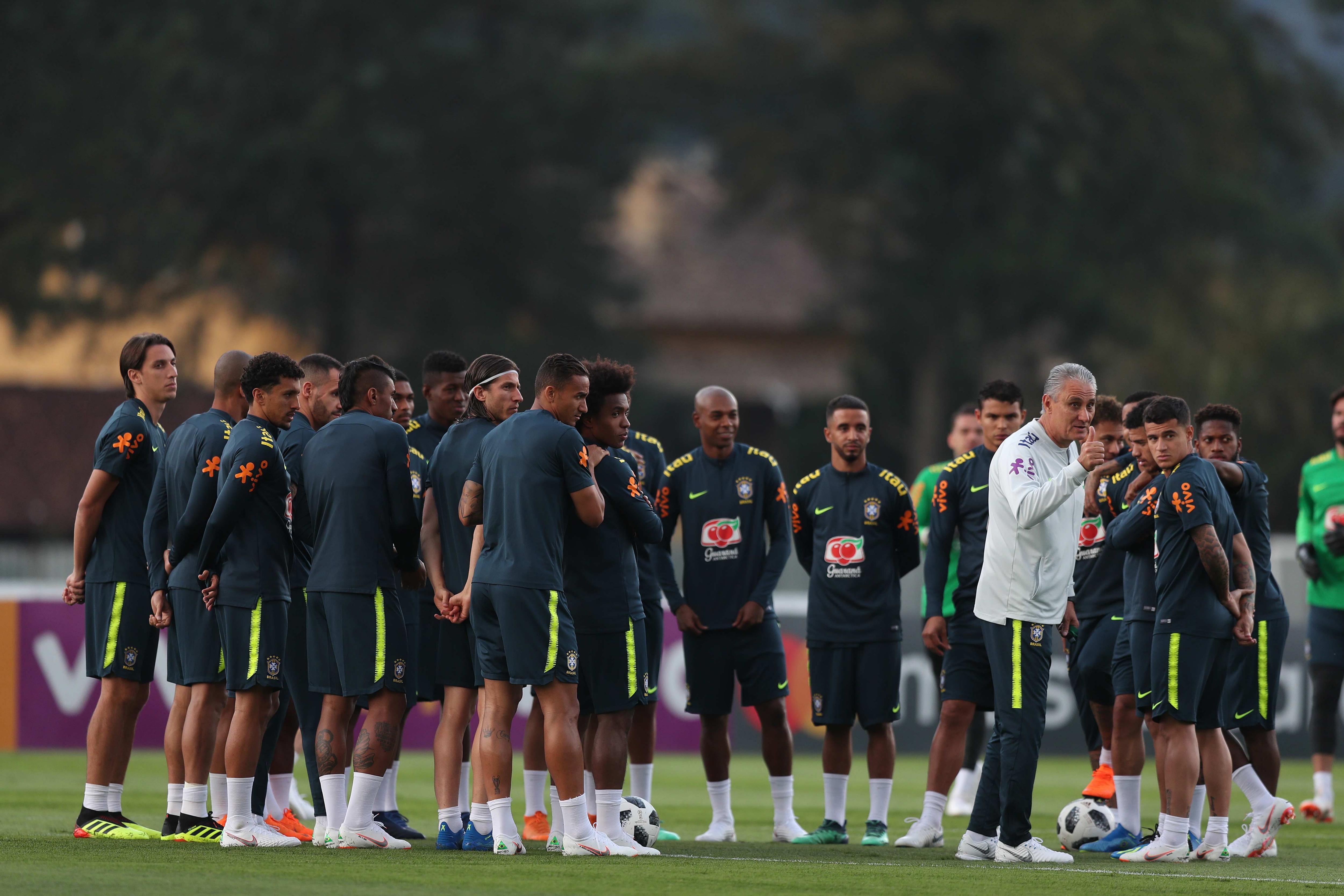 Brasil se despide de sus hinchas en entrenamiento sin pistas sobre titulares