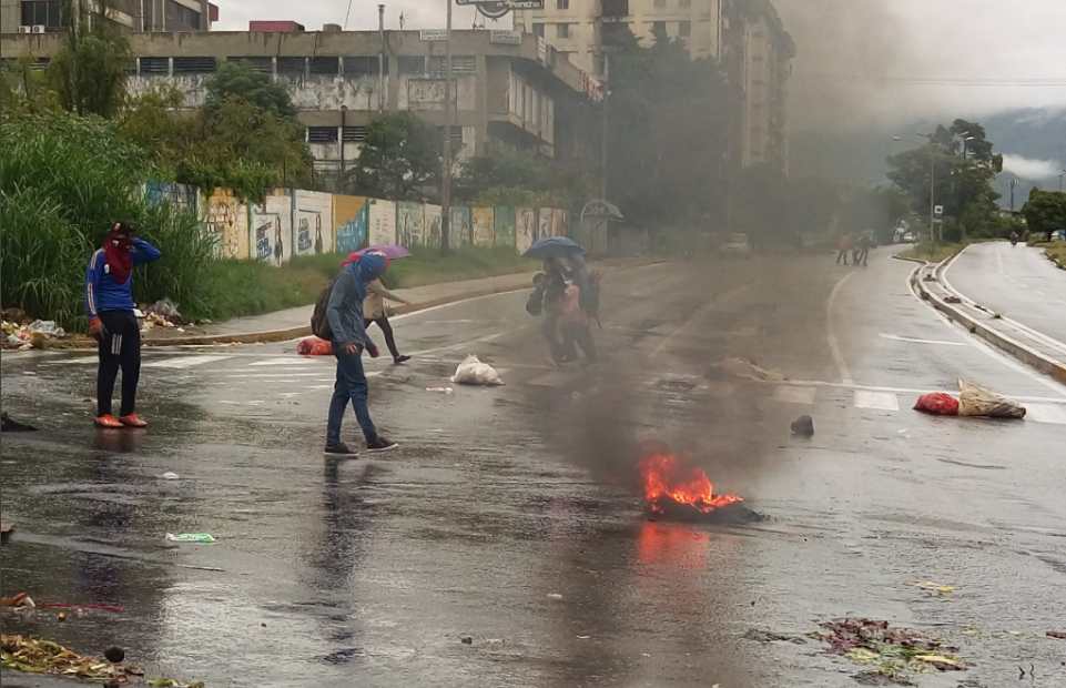 En Mérida trancan vías para denunciar fraude electoral #21May (Fotos)