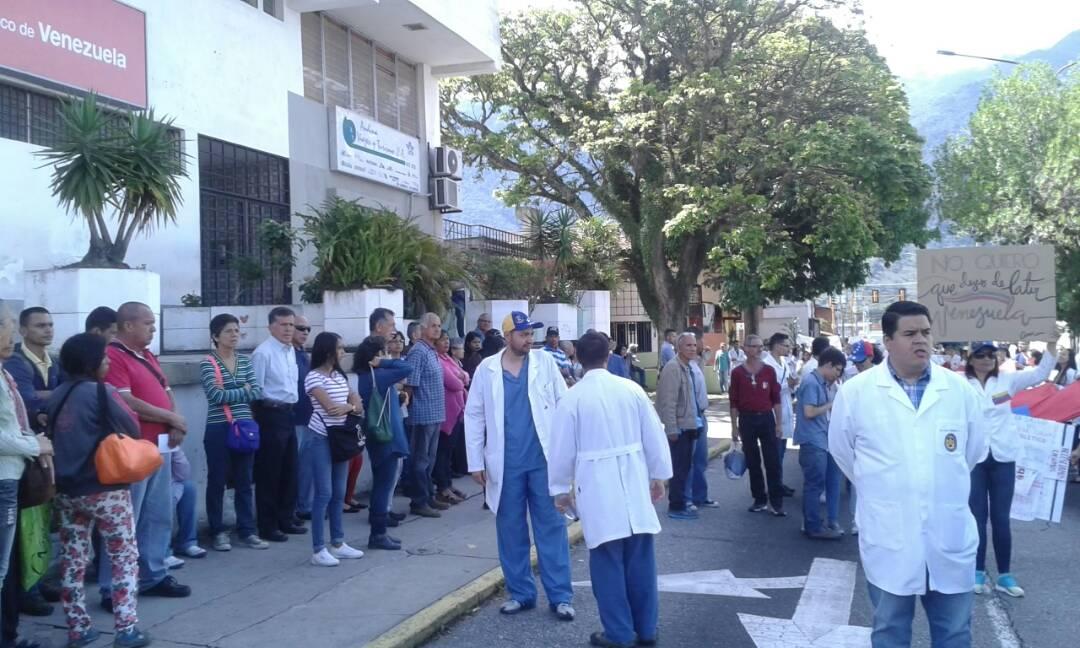 Colectivos vuelven a intimidar a médicos, esta vez durante protesta en Mérida #11May