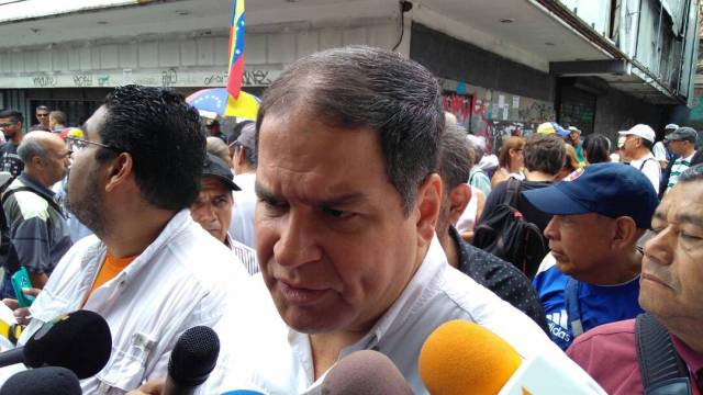 Diputado Luis Florido desde manifestación del Frente Amplio en la Plaza Brión de Chacaíto | Foto: @EfectoCocuyo