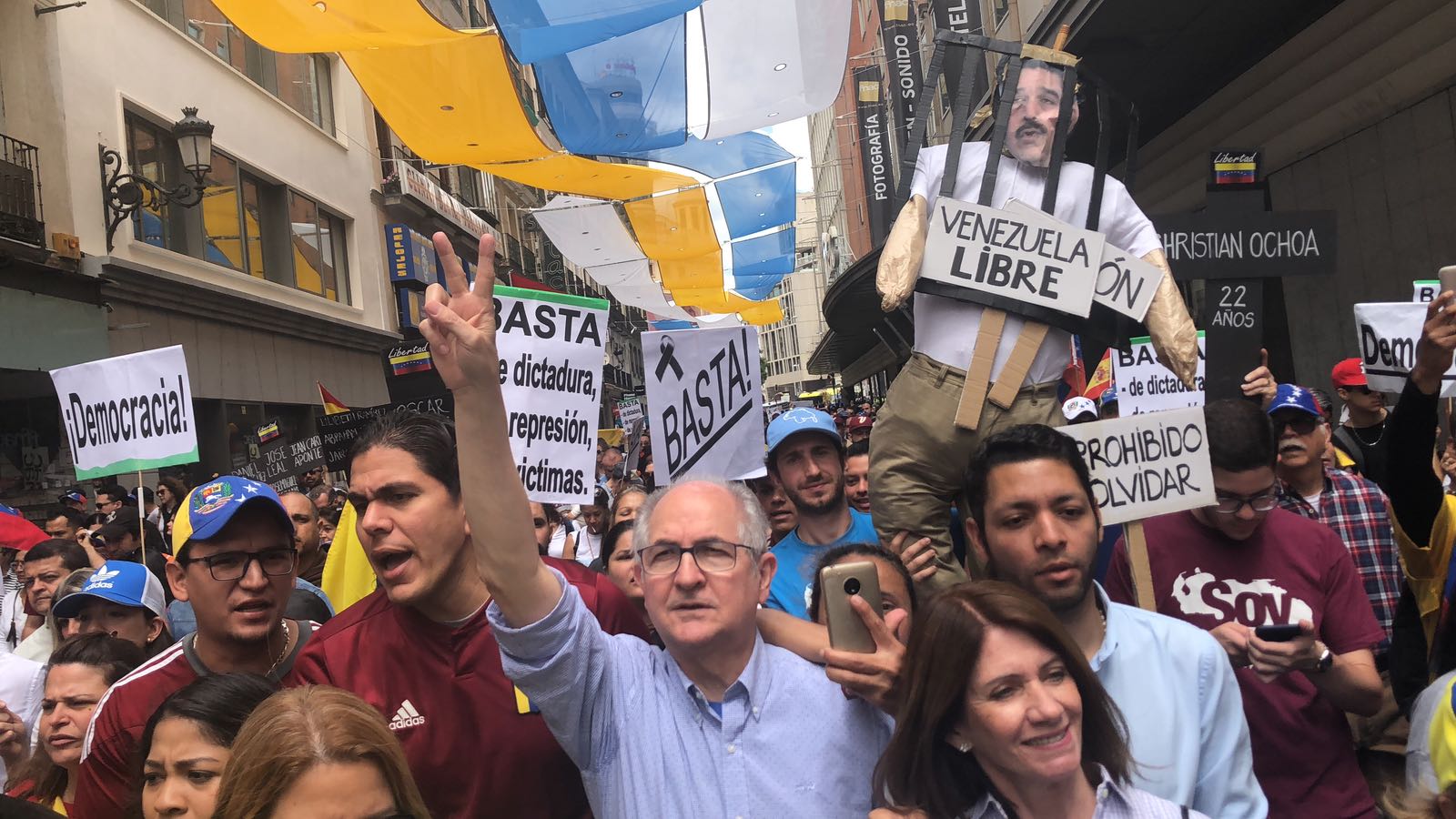 Seguiremos luchando por la libertad de Venezuela, dijo Ledezma durante marcha en Madrid