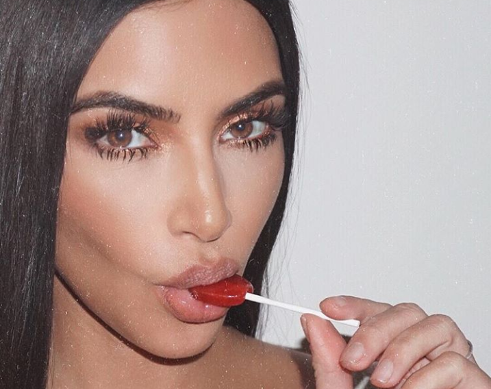 Kim Kardashian quiso ser sexy pero fue inmortalizada en memes una vez más