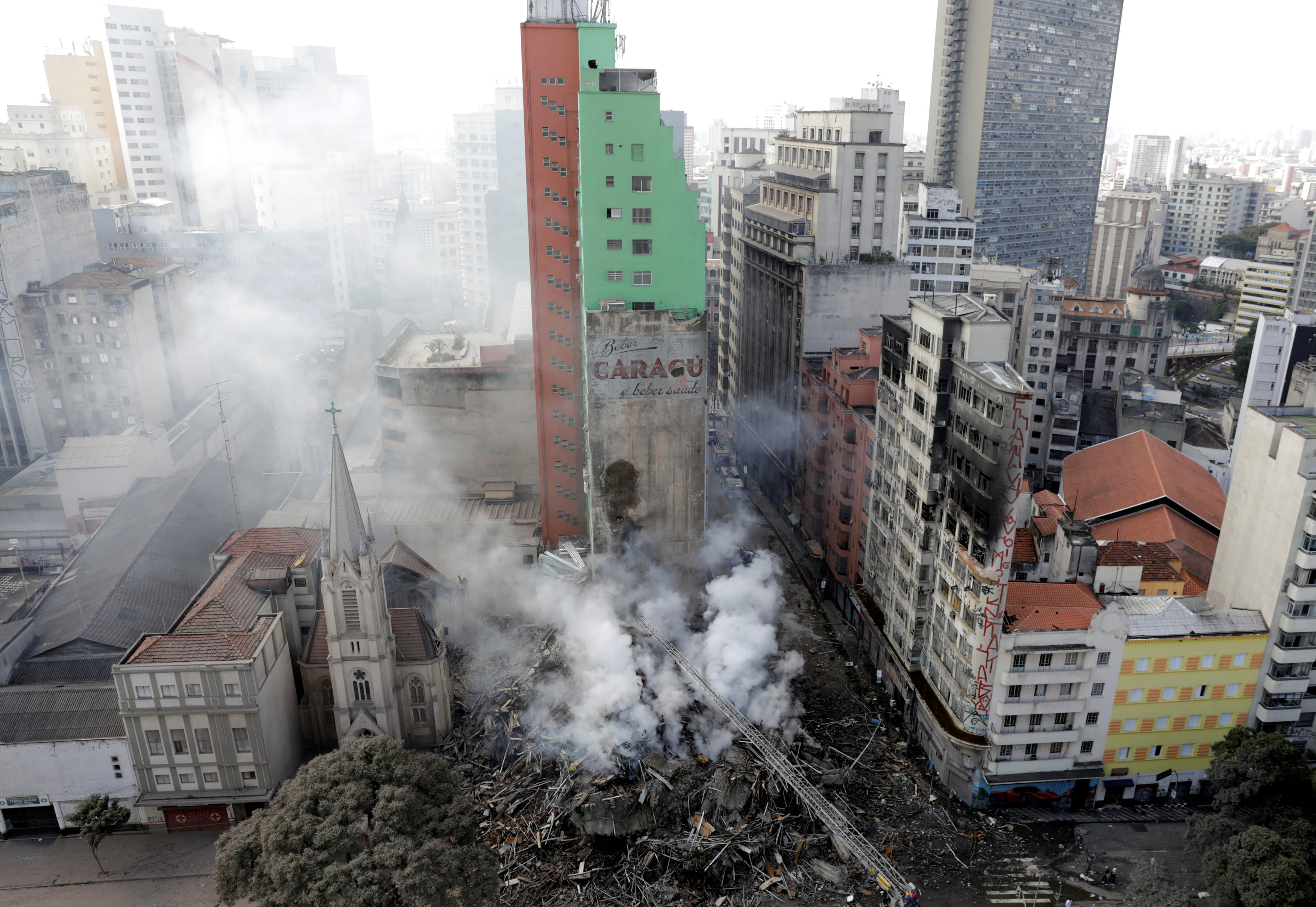 Hallan primer muerto en edificio que colapsó en Sao Paulo