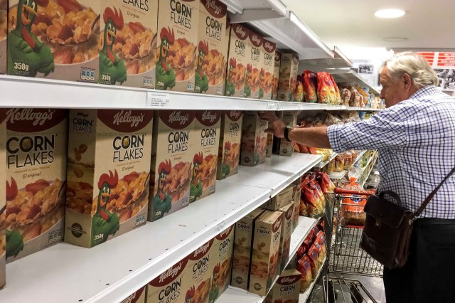 Vista de cajas de cereales de maíz de la empresa Kellogg hoy, martes 15 de mayo del 2018, en un supermercado de Caracas (Venezuela). La empresa estadounidense Kellogg, una de las principales fabricantes de cereales en Venezuela, informó hoy del cese de sus operaciones de manera indefinida afectados por la crisis económica, la peor que ha vivido el país caribeño en toda su historia. EFE/Miguel Gutiérrez