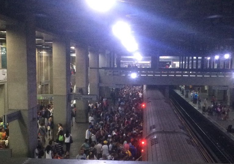 Ni los fines de semana se salvan: Sábado de caos en el Metro de Caracas #5May (Fotos)