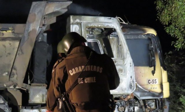 Foto: Encapuchados queman dos camiones en comuna de Los Álamos / puranoticia.cl