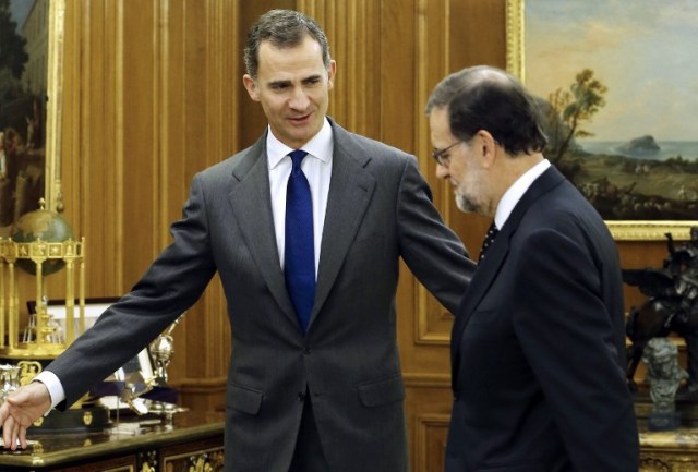 (ARCHIVOS) En esta foto de archivo tomada el 22 de enero de 2016, el rey Felipe VI (L) mira al líder del Partido Popular (PP) y primer ministro español, Mariano Rajoy, antes de reunirse en el Palacio de la Zarzuela en Madrid. El parlamento español derrocó al primer ministro Mariano Rajoy el 1 de junio de 2018 en un voto de desconfianza provocado por la furia por los problemas de corrupción de su partido, allanando el camino para una toma del poder por el líder opositor Pedro Sánchez. / AFP PHOTO / POOL / BALLESTEROS