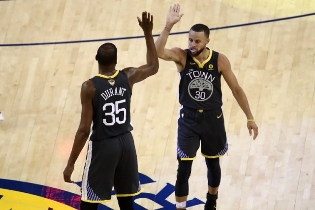 OAKLAND, CA - 03 de junio: Stephen Curry # 30 celebra con Kevin Durant # 35 contra los Cleveland Cavaliers durante el segundo trimestre en el Juego 2 de las Finales de la NBA 2018 en ORACLE Arena el 3 de junio de 2018 en Oakland, California. NOTA PARA EL USUARIO: el usuario reconoce y acepta expresamente que, al descargar o usar esta fotografía, el Usuario acepta los términos y condiciones del Contrato de Licencia de Getty Images. Ezra Shaw / Getty Images / AFP