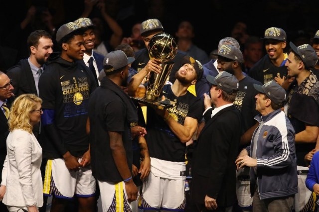 CLEVELAND, OH - 08 de junio: Stephen Curry # 30 de los Golden State Warriors celebra con el Trofeo Larry O'Brien después de derrotar a los Cavaliers de Cleveland durante el Juego 4 de las Finales de la NBA 2018 en Quicken Loans Arena el 8 de junio de 2018 en Cleveland, Ohio . Los Warriors derrotaron a los Cavaliers 108-85 para ganar las Finales de la NBA 2018. NOTA PARA EL USUARIO: el usuario reconoce y acepta expresamente que, al descargar o usar esta fotografía, el Usuario acepta los términos y condiciones del Contrato de Licencia de Getty Images. Justin K. Aller / Getty Images / AFP