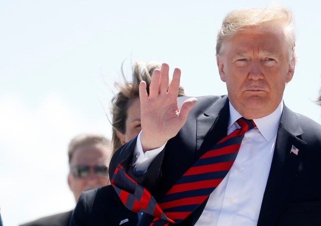 El presidente de EEUU, Donald Trump, agita su brazo cuando llega a la Base de las Fuerzas Canadienses Bagotville, en La Baie, Quebec, Canadá, el 8 de junio de 2018. REUTERS / Leah Millis