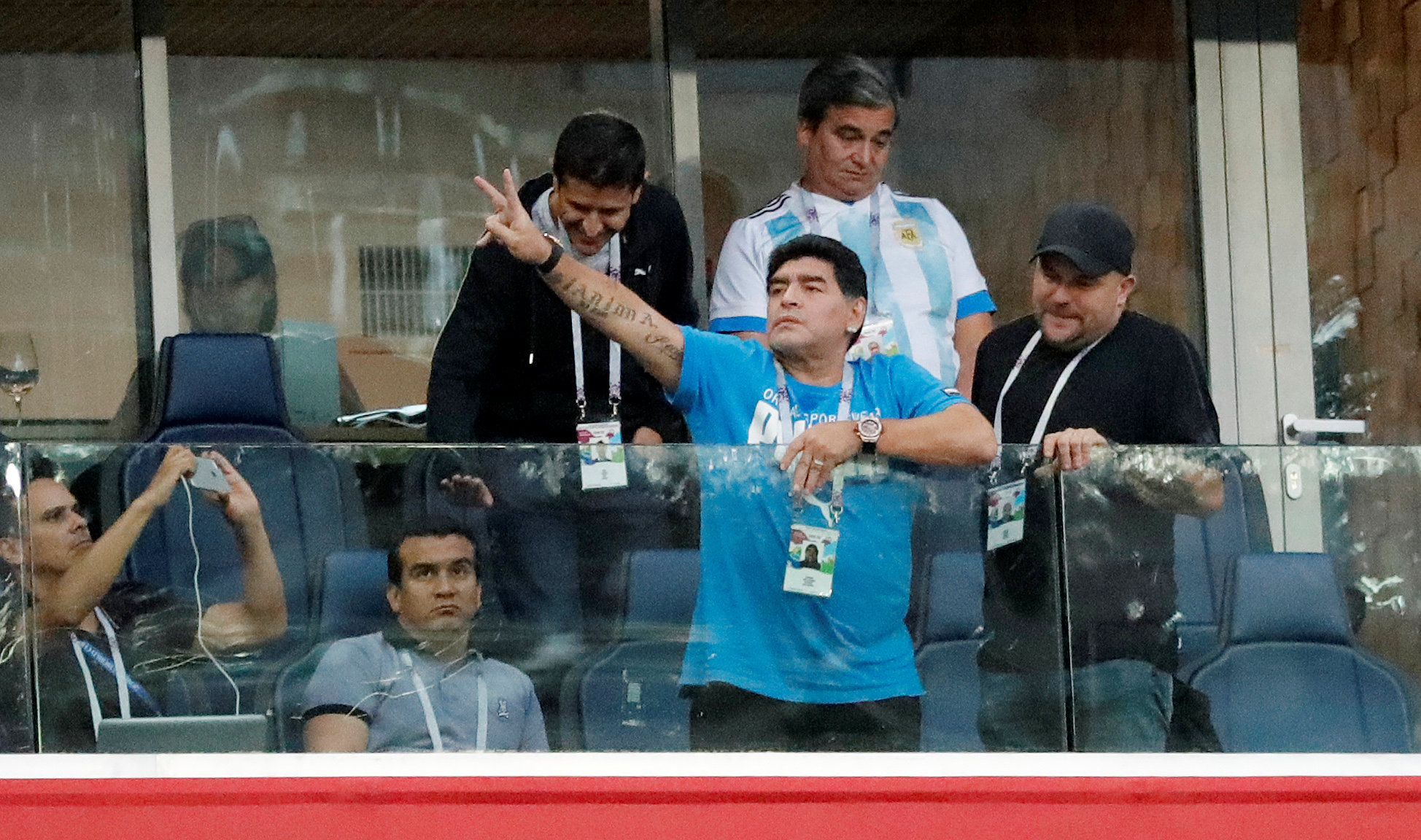 Maradona hasta echó un pie antes de salir descompensado del estadio (VIDEO)