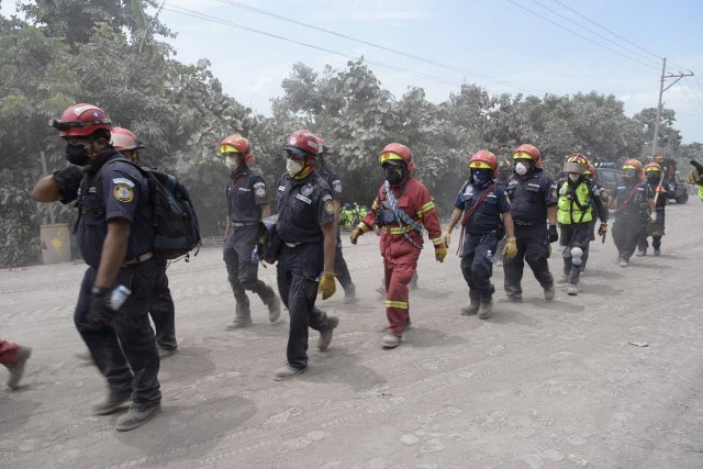 GU2001. EL RODEO (GUATEMALA), 05/06/2018.- Personal de búsqueda y rescate continúa buscando a más supervivientes en la localidad de El Rodeo (Guatemala) hoy, martes 5 de junio de 2018, después de la erupción del domingo del volcán de Fuego. A 70 aumentó la cifra provisional de muertos en Guatemala por la erupción del volcán de Fuego, y las brigadas reanudaron hoy la búsqueda de desaparecidos, cuyo número es incierto, bajo las toneladas de ceniza, informó una fuente oficial. EFE/Rodrigo Pardo