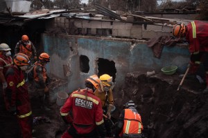 Guatemala remueve toneladas de tierra para buscar más víctimas de la erupción volcánica