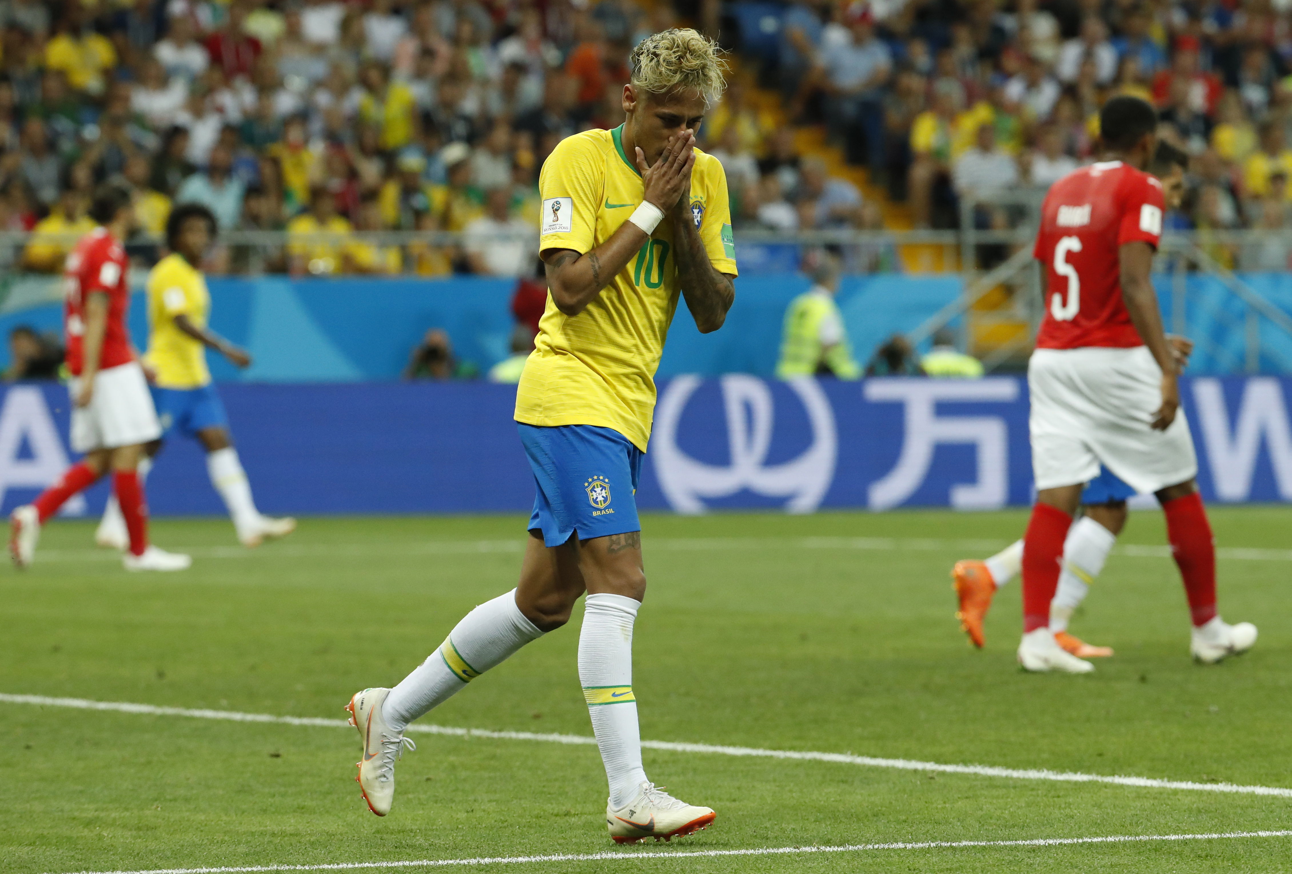 Neymar se entrena en el gimnasio tras decepcionante debut de Brasil en el Mundial