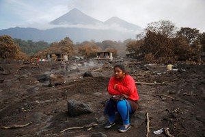 Guatemala observa la actividad de tres volcanes mientras buscan más cadáveres