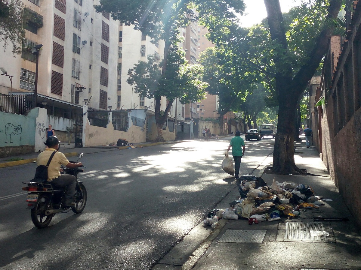 La incapacidad de Rangel Ávalos inunda de basura urbanización del Municipio Sucre (FOTOS)