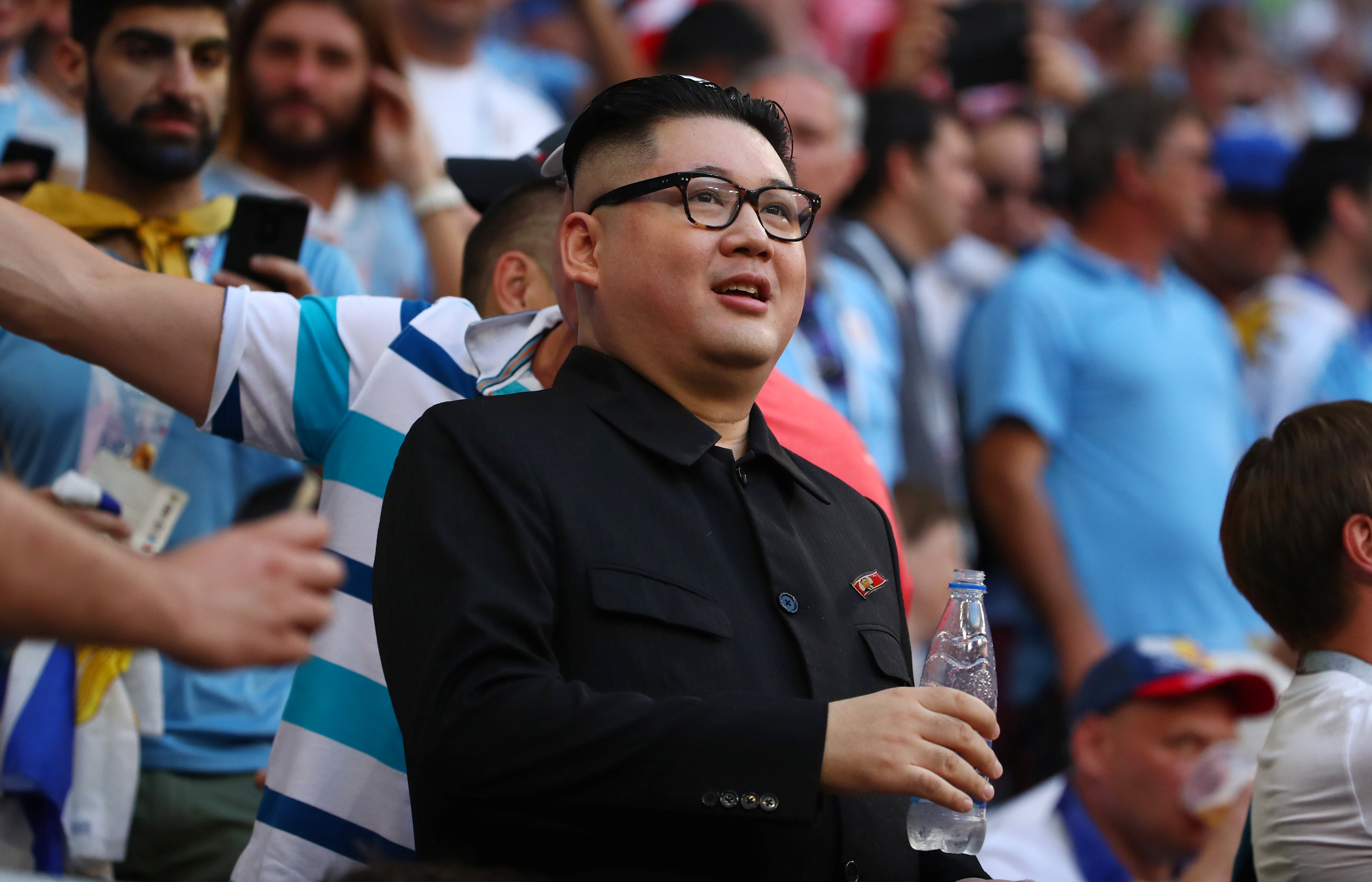 Vacílate “al mismísimo” Kim Jong-un disfrutando el Uruguay – Rusia en el estadio