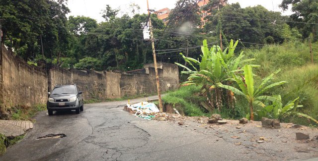 “¡Ay qué noche tan preciosa…!” Dos años cumplió la falla de borde en Parque Caiza y no hay quien se digne a arreglarla