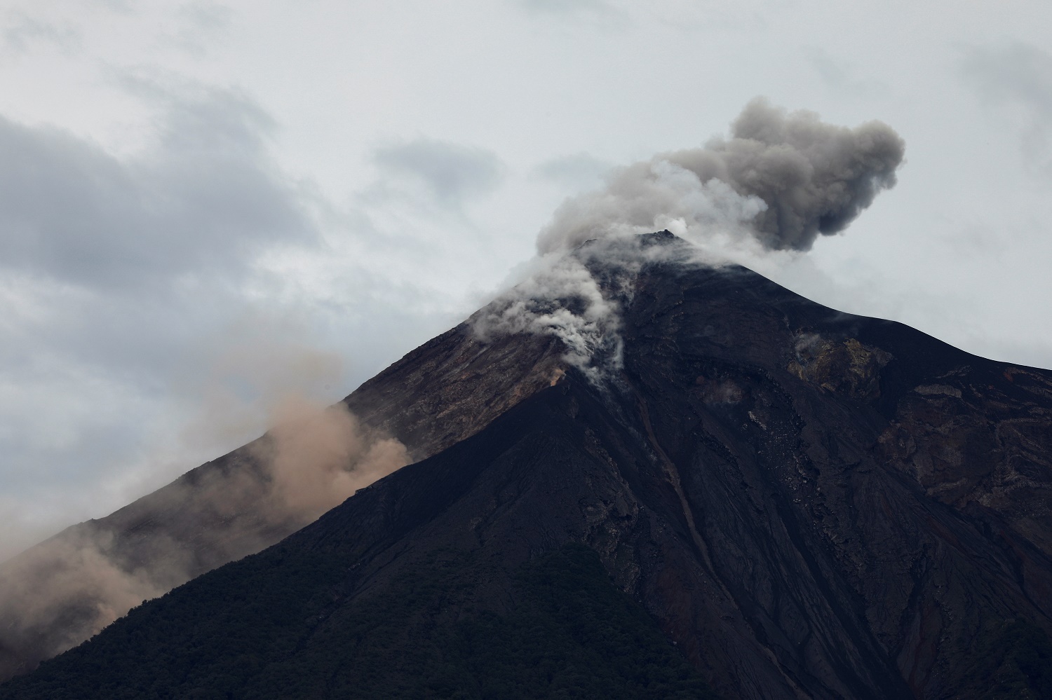 Lahares moderados y fuertes caen por faldas del volcán de Fuego de Guatemala