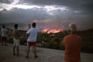Sube a 60 la cifra de muertos por incendios en Grecia
