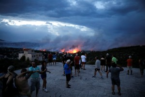 Seis días después de incendios Grecia reza por que no aumenten los muertos