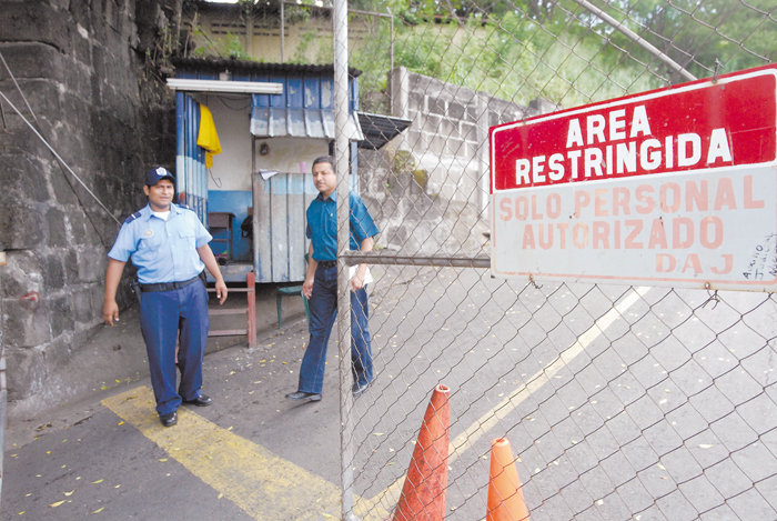 Familiares de detenidos fueron amenazados para que abandonaran la entrada de la cárcel El Chipote en Nicaragua
