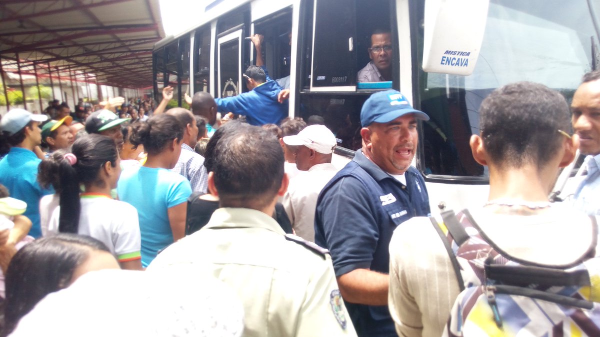 Usuarios protestan en el terminal de Guarenas por falta de transporte #25Jul (fotos)