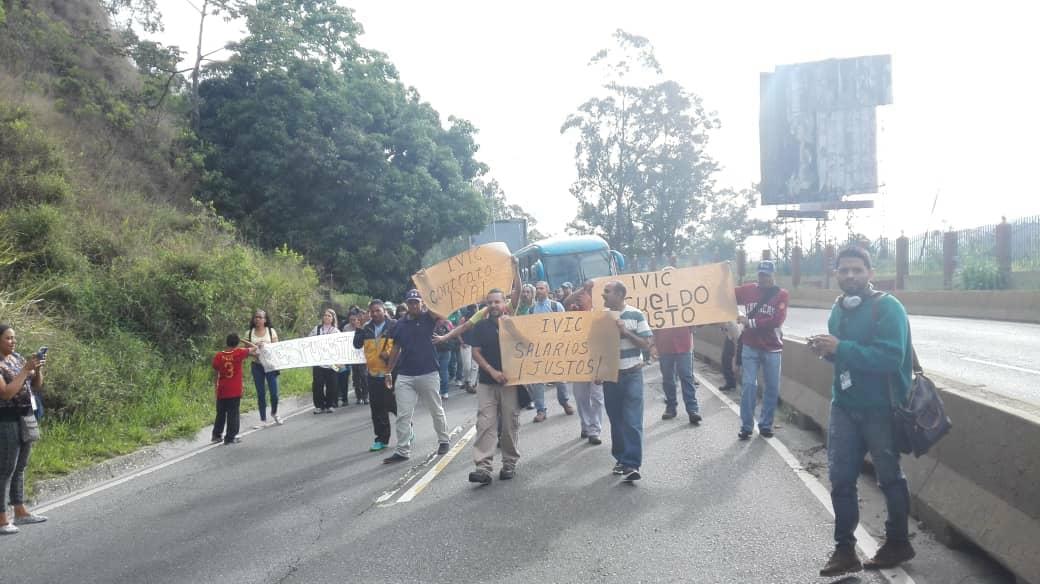 Trabajadores del Ivic cierran la Panamericana para exigir salarios justos #18Jul (fotos)