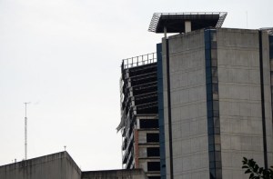 Cedieron últimos pisos de la “Torre de David” con fuerte temblor (FOTOS + VIDEO)