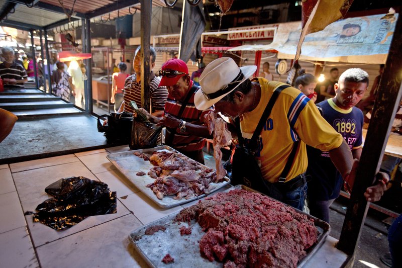 En Maracaibo, venezolanos compran carne podrida por apagones