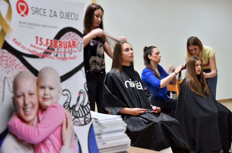 Pelucas a la medida y gratuitas para los niños con cáncer en Bosnia (Fotos)