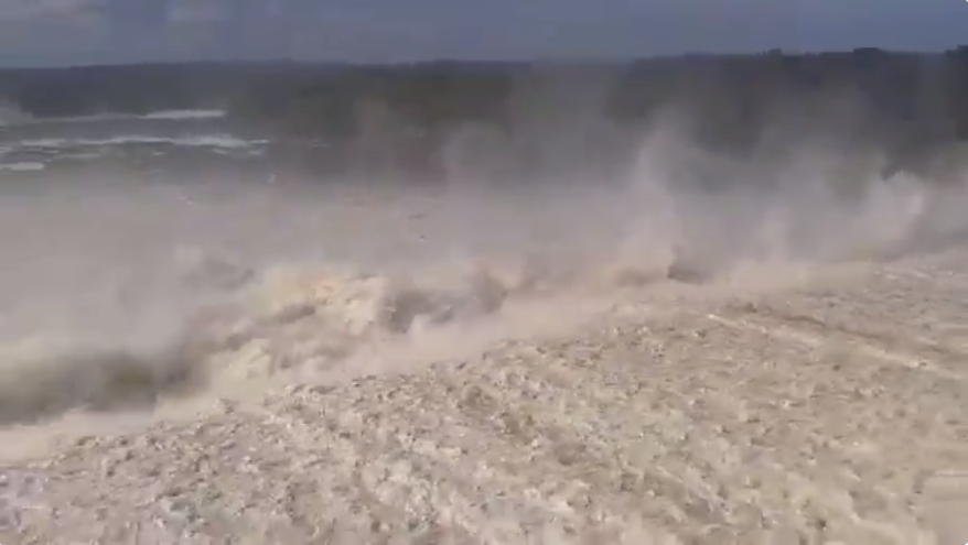 Abren compuertas de la represa Macagua que mantenía contenido al río Caroní en Bolívar (video)