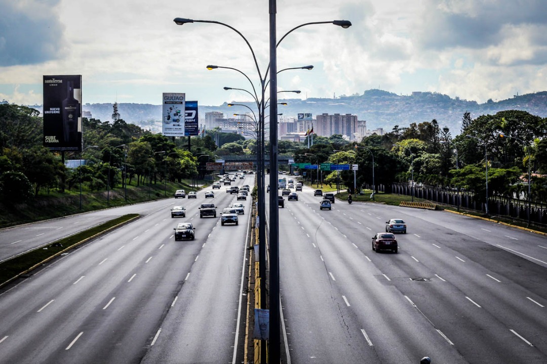 Los venezolanos amanecen con menos ceros en sus cuentas y el país paralizado