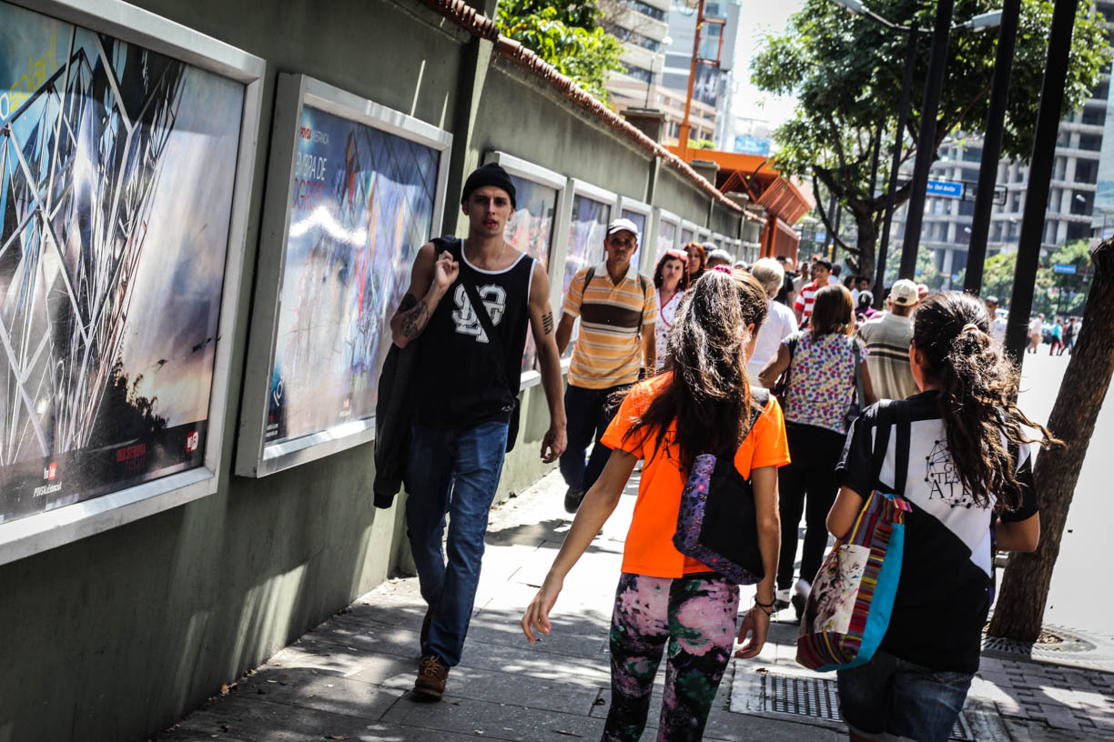 En Fotos: Apagón obliga a los caraqueños a realizar largas caminatas hasta su destino #29Ago