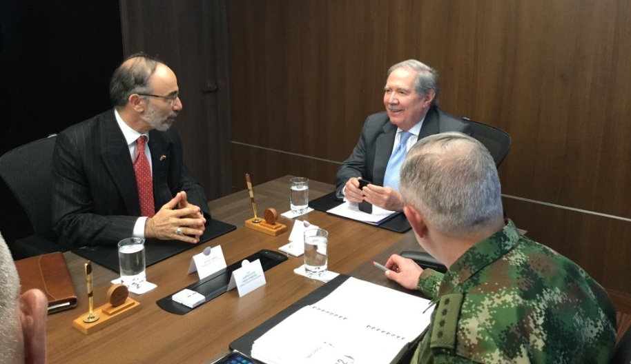 Colombia y Reino Unido firman acuerdo en materia de defensa