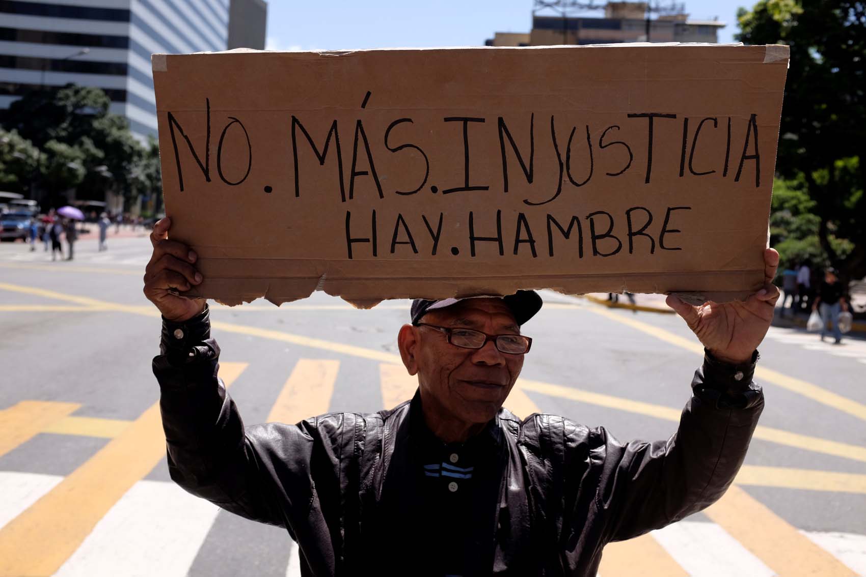 El drama de los pensionados venezolanos: Horas y horas de cola frente a los bancos…para cobrar nada (FOTOS)