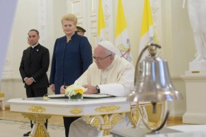 Papa Francisco inicia en Lituania gira por países bálticos