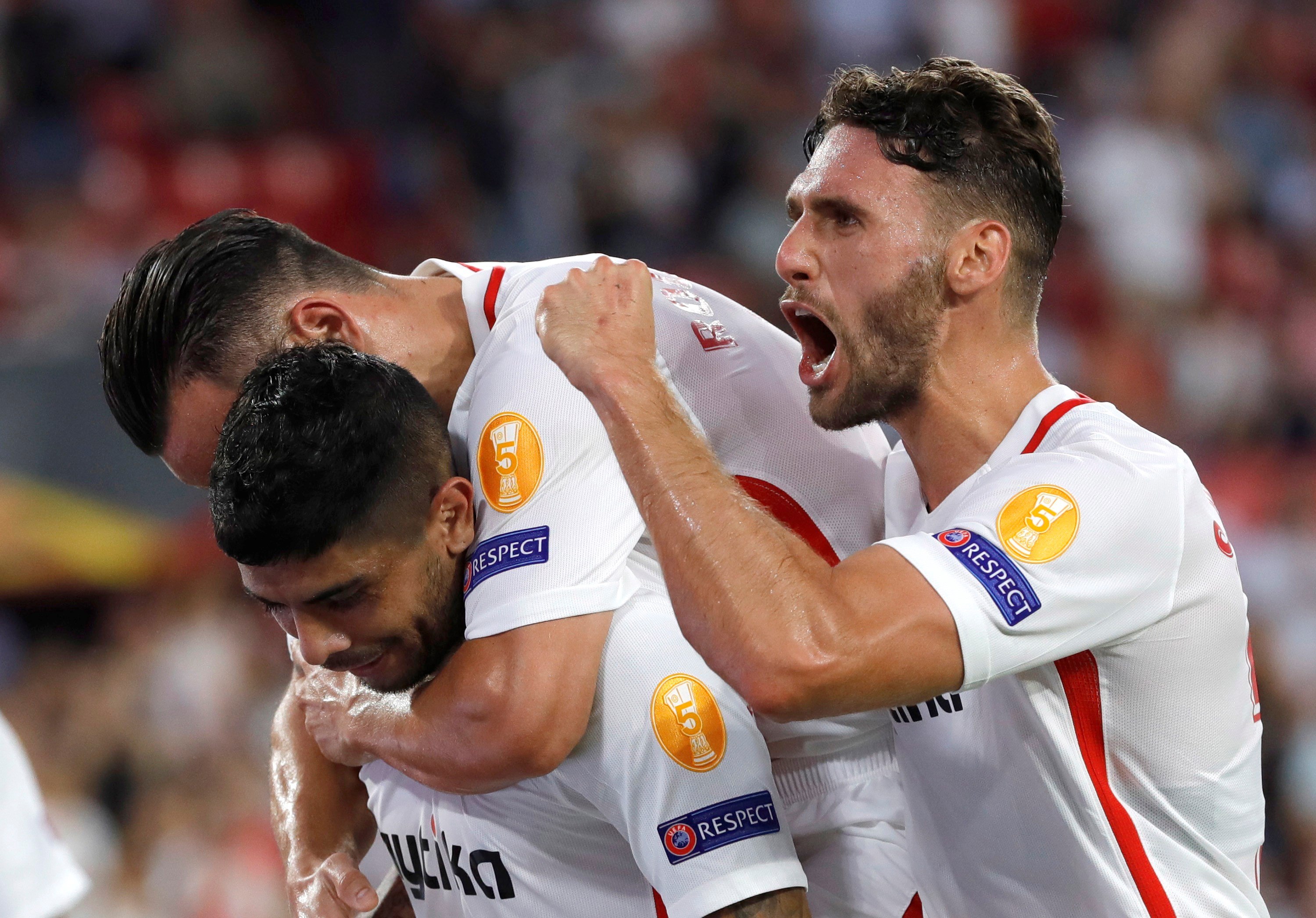 Sevilla se redime y vuelve con fuerza a su torneo talismán (Fotos)